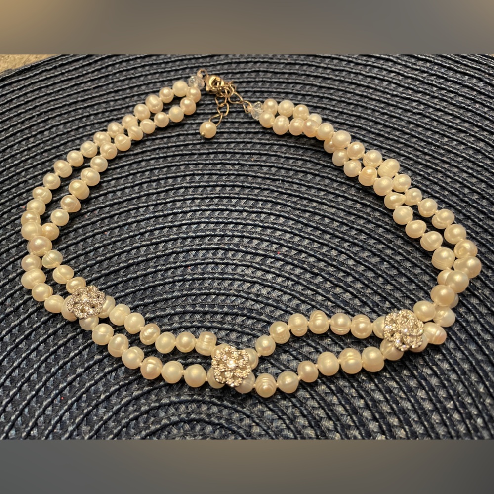 Elegant Pearl Necklace with Silver Accents